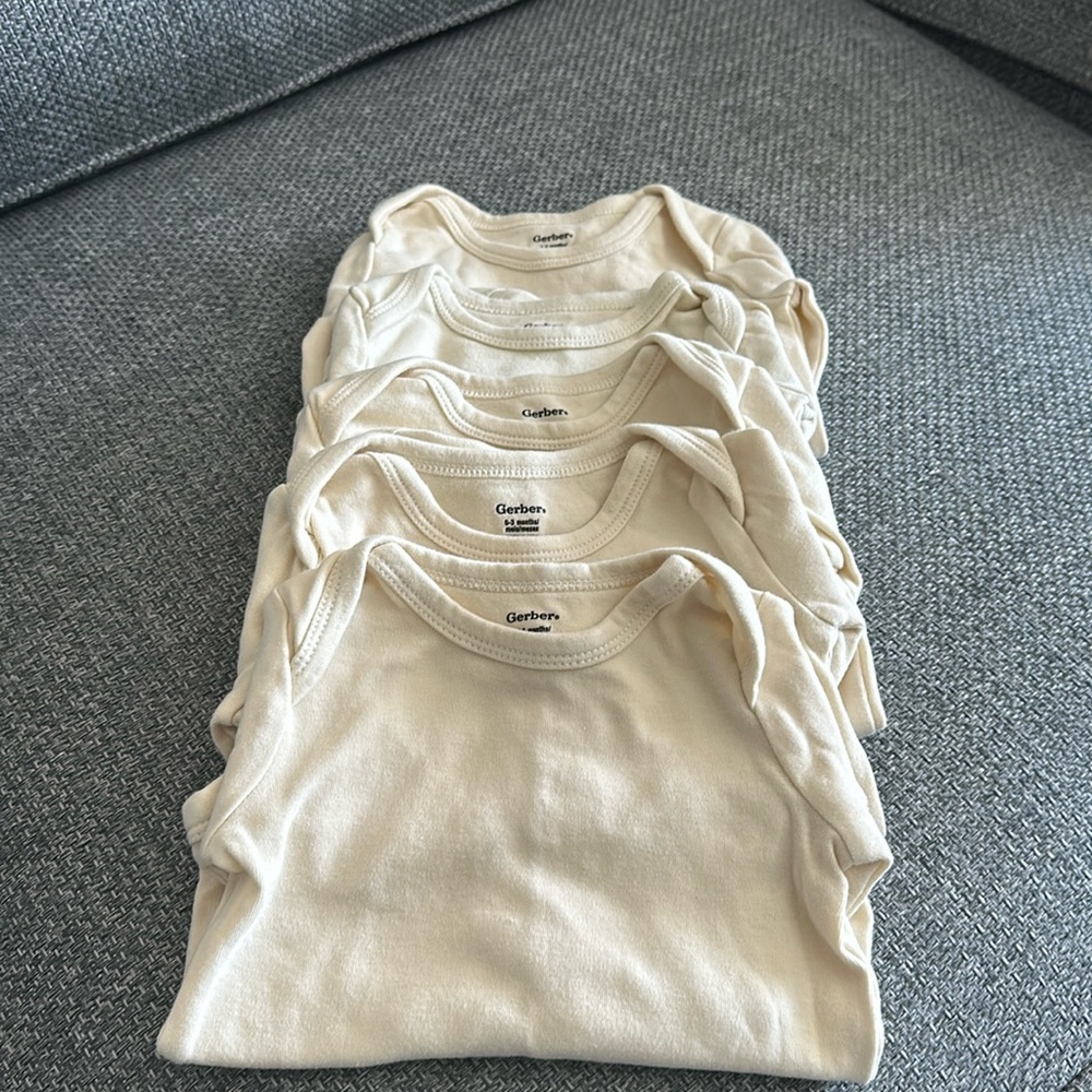 Set of 5 Gerber onesies, like new. 0-3 months